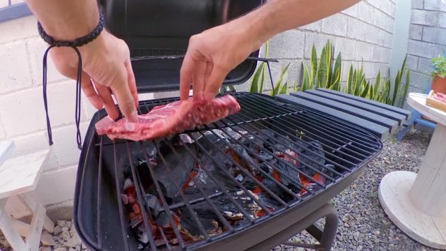 Parilla con carne asada al fuego con carb&oacute;n 
