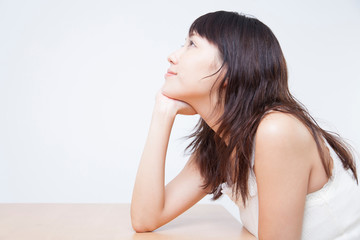 Naklejka premium 頬杖をつく女性