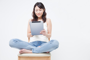 Fototapeta premium タブレットPCを操作する女性