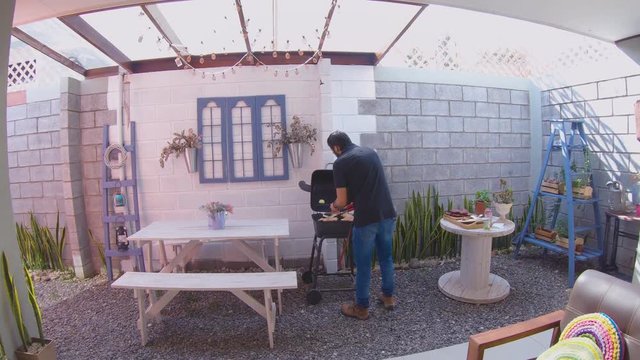 Hombre joven cocinando a carne asada a las brasas en c&aacute;mara lenta 4K
