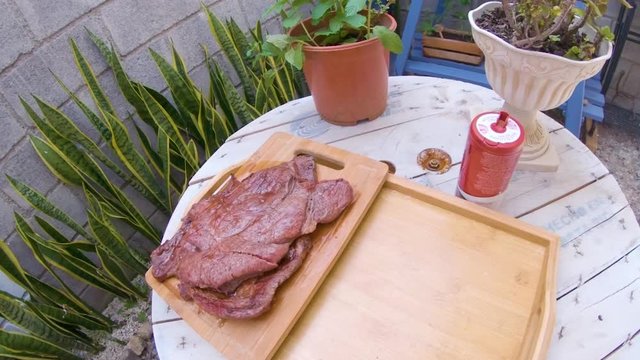 Parilla con carne asada al fuego con carb&oacute;n 