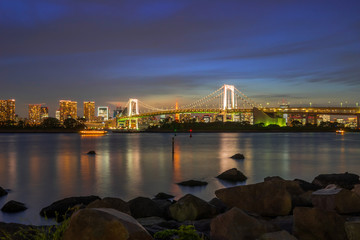 Naklejka premium Nightfall at Odaiba, Rainbow Bridge, Tokyo, Japan