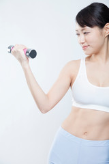 ダンベルで筋トレする女性