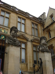 Obraz premium statue in front of old building in Oxford
