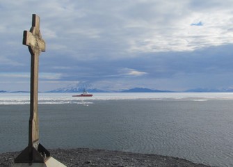 Vince's Cross, Expedition, Hut Point, view of McMurdo Sound with Ice Breaker, near McMurdo Station, Antarctica