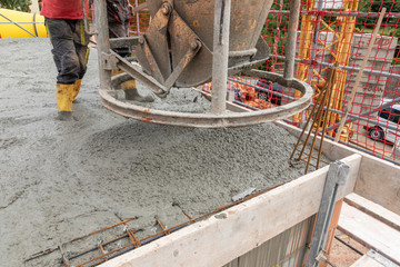 filling base plate with fresh concrete