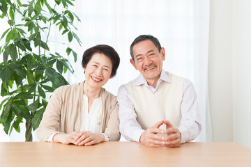 笑顔のシニア夫婦