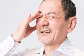 Fototapeta premium 頭痛のシニア男性