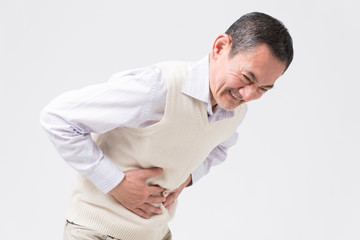 腹痛のシニア男性