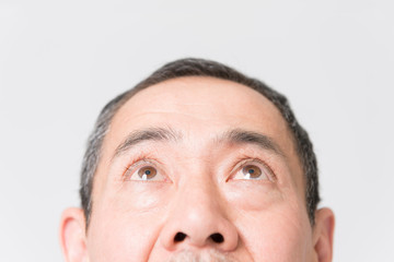 Obraz premium 考えるシニア男性