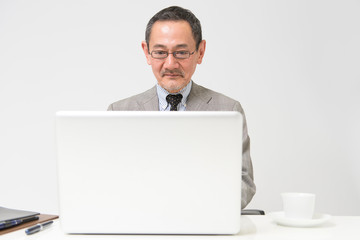 デスクワークをする男性社長