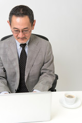 デスクワークをする男性社長