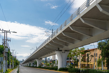 El nuevo viaducto de la línea 3 del tren ligero en la avenida Avila Camacho en Guadalajara.