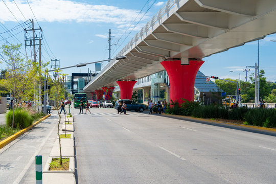La nueva estaci&oacute;n de la l&iacute;nea 3 del tren ligero de Guadalajara en la avenida Avila Camacho.