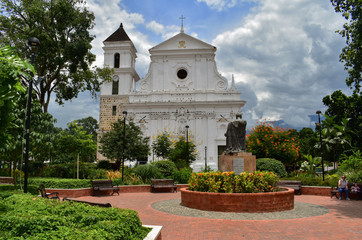 Fototapeta na wymiar Iglesia en la plaza de Santa Fe de Antioquia