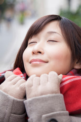 マフラーを巻く女性