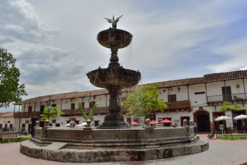 Obraz premium Fuente en parque de Santa de Antioquia