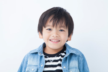 笑顔の男児