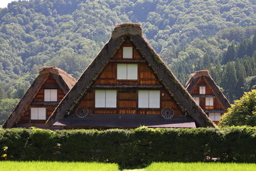 三角形の形をした家 © HIDEKAZU