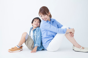 背中を合わせの親子