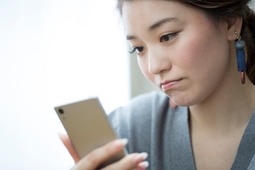 スマートフォンを見る女性