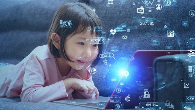 パソコンを使う女の子　教育とテクノロジー　エドテック