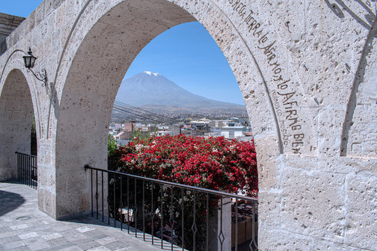 Vista del volcan Misti desde el mirador de Yanahuara