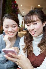 カフェで談笑する女性