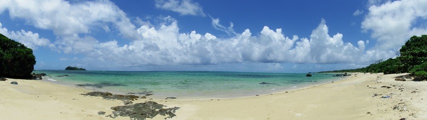 Fototapeta na wymiar 石垣島の誰もいないビーチ。
