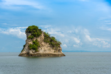 Naklejka premium Large rock that emerges on a beach in Tumaco. Colombia.