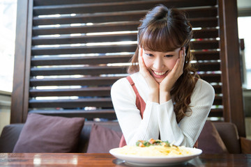 カフェで食事する女性