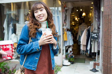 飲み物を飲む女性