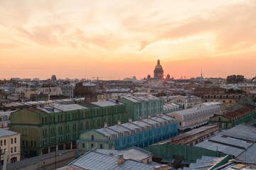 Obraz premium Sunset cityscape of saint petersburg with view of Saint Isaac's cathedral