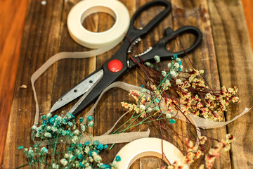 Obraz na płótnie Canvas dried flowers and tool for crafting
