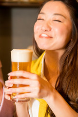ビールを飲む女性