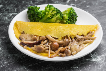 秋の味覚　きのこオムレツ