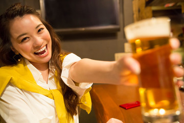 乾杯をする女性