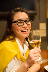 ワインを飲む女性