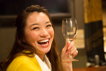 ワインを飲む女性