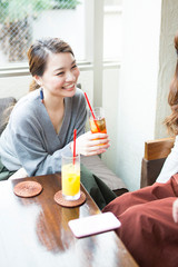 カフェで会話する女性