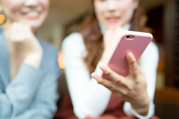 携帯電話を見る女性