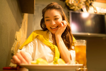 飲食店で食事する女性