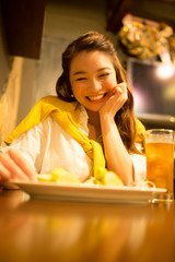 飲食店で食事する女性