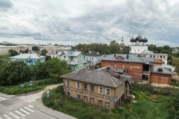 Fototapeta na wymiar Small russian townscape with small vintage cottages. Vologda