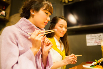 食事をする女性