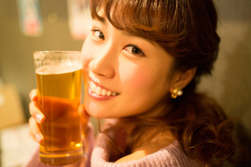 ビールを持つ女性