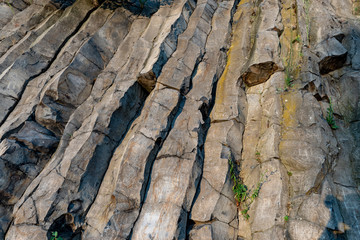 Sechseckige, aneinandergreihte Basaltsäulen mit Kritzeleien