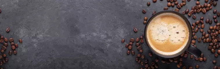 Lichtdoorlatende rolgordijnen zonder boren Koffie Horizontale banner met kopje koffie en koffiebonen op donkere stenen achtergrond. Bovenaanzicht. Ruimte kopiëren