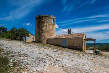 Saint-Saturnin-lès-Apt village perché du Lubéron en Provence-Alpes-Côte-d'Azur.	