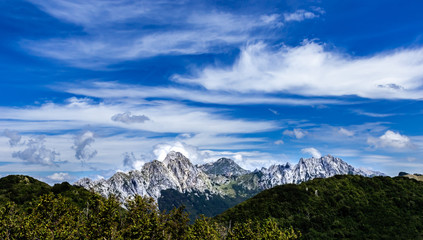 panorama delle montagne italiane con cielo blu e nuove